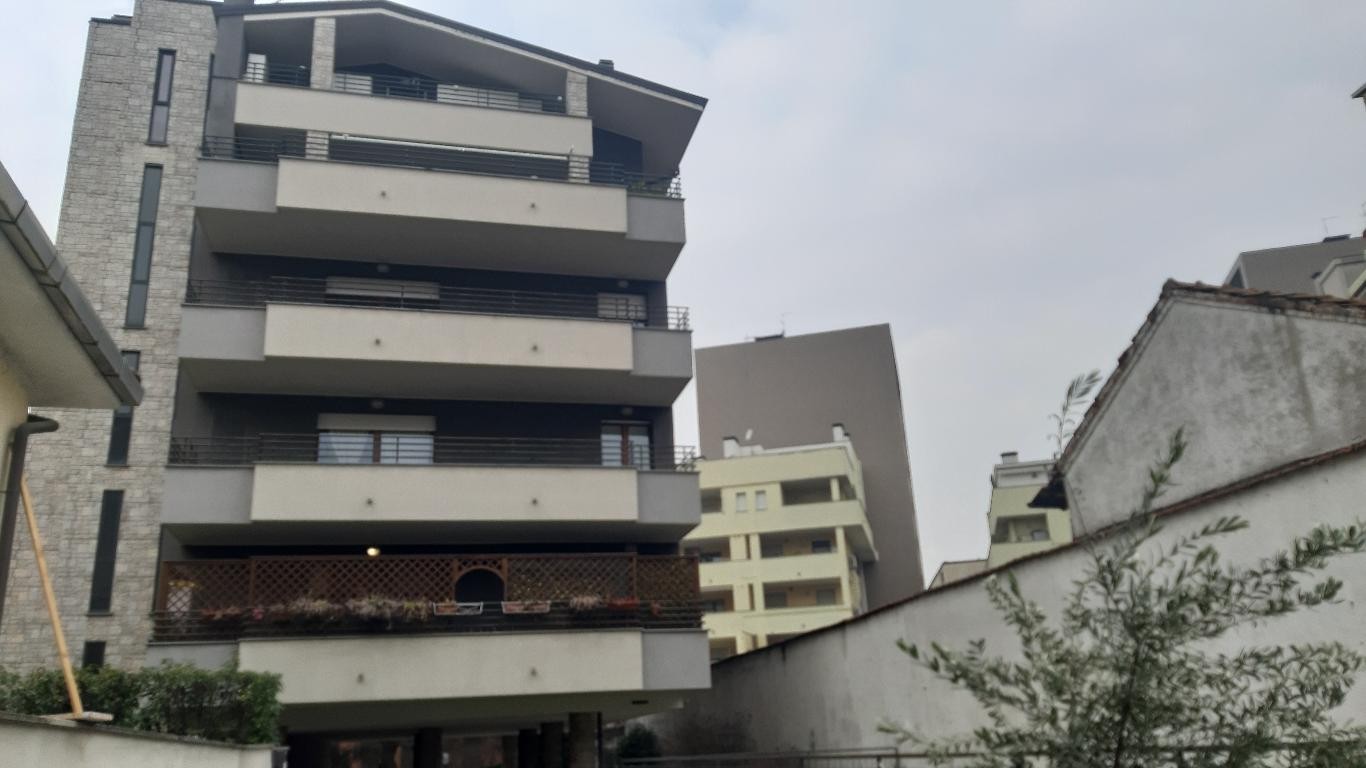 Ad.nze Viale Certosa: ampio bilocale con ampio terrazzo.  € 1.150 mensili spese incluse