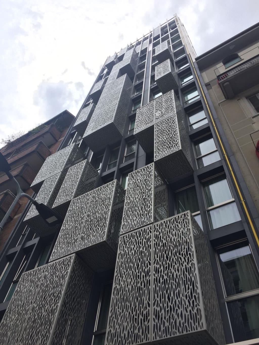 MM5 Zona Isola, ampio monolocale arredato e corredato. locabile solo per brevi periodi da 6 a 12 mesi. € 1.200 mensili spese e utenze incluse
