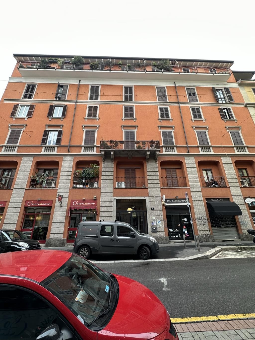 Zona Isola, bilocale arredato. € 1.100,00 mensili spese condominiali incluse