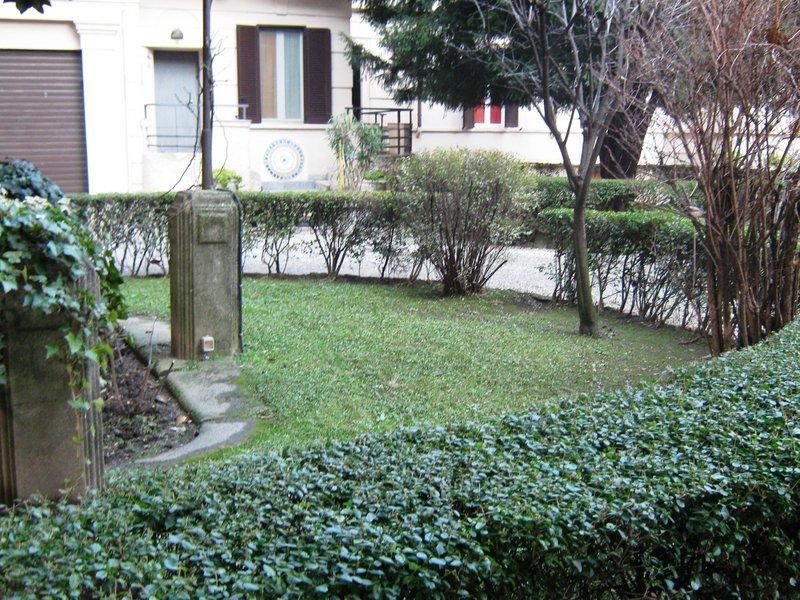 Lancetti, Via Maloia: monolocale mansardato al piano primo. ristrutturato ed arredato, locabile da 6 a 18 mesi. € 600 mensili spese incluse, comprese utenze - Per informazioni e/ appuntamenti: Milano Servizi Immobiliari srl - Tel. 02.688.08.11 r.a.