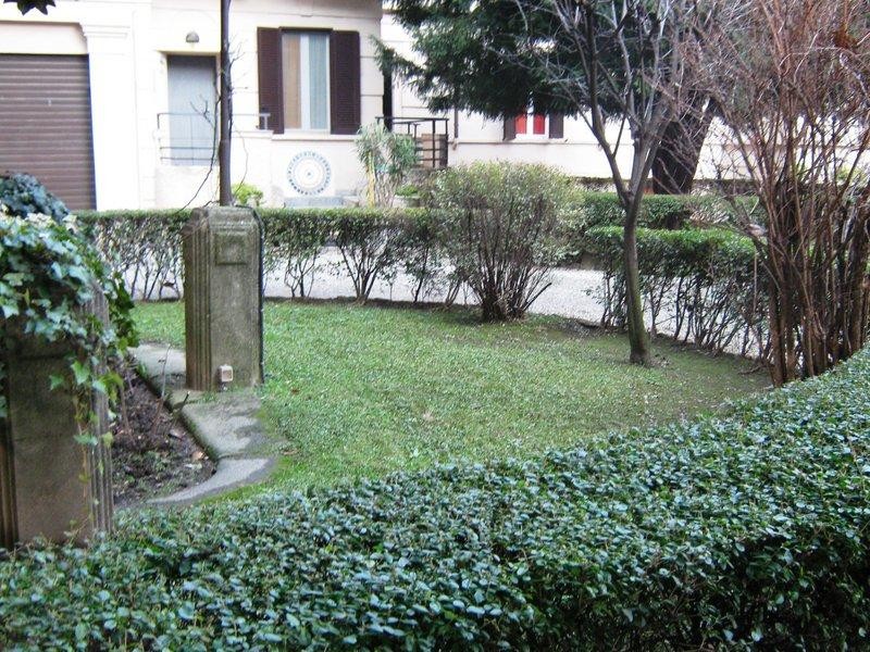 Lancetti, Via Maloia:  monolocale mansardato al piano primo. ristrutturato e arredato, Locabile da 6 a 18 mesi. € 600 mensili spese incluse, comprese utenze - Per informazioni e/ appuntamenti: Milano Servizi Immobiliari srl - Tel. 02.688.08.11 r.a.