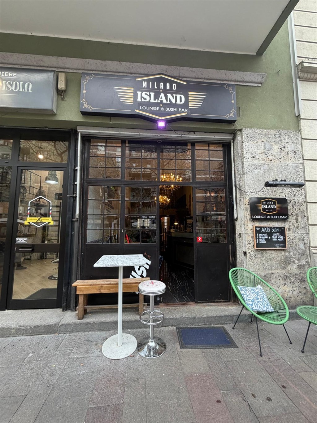 Vendesi , Negozio in posizione leader zona Isola. Richiesta € 460.000