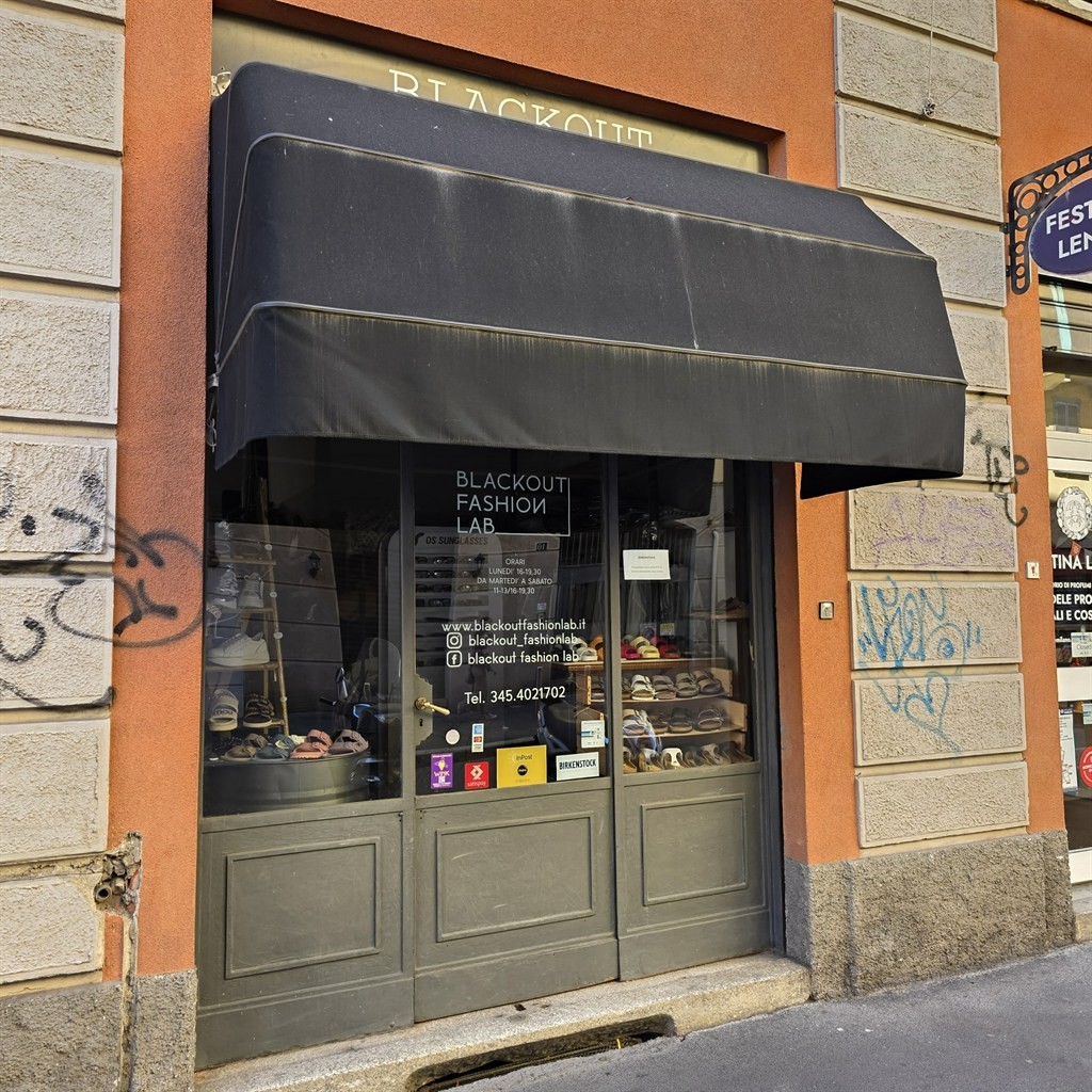 Zona Isola: Negozio ad una luce fronte strada. € 2.200 spese condominiali incluse