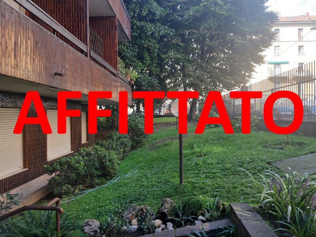 Elegante Monolocale con terrazzino in Via Melzo 13, locabile da 6 a 18 mesi. € 900 mensili spese ed utenze incluse